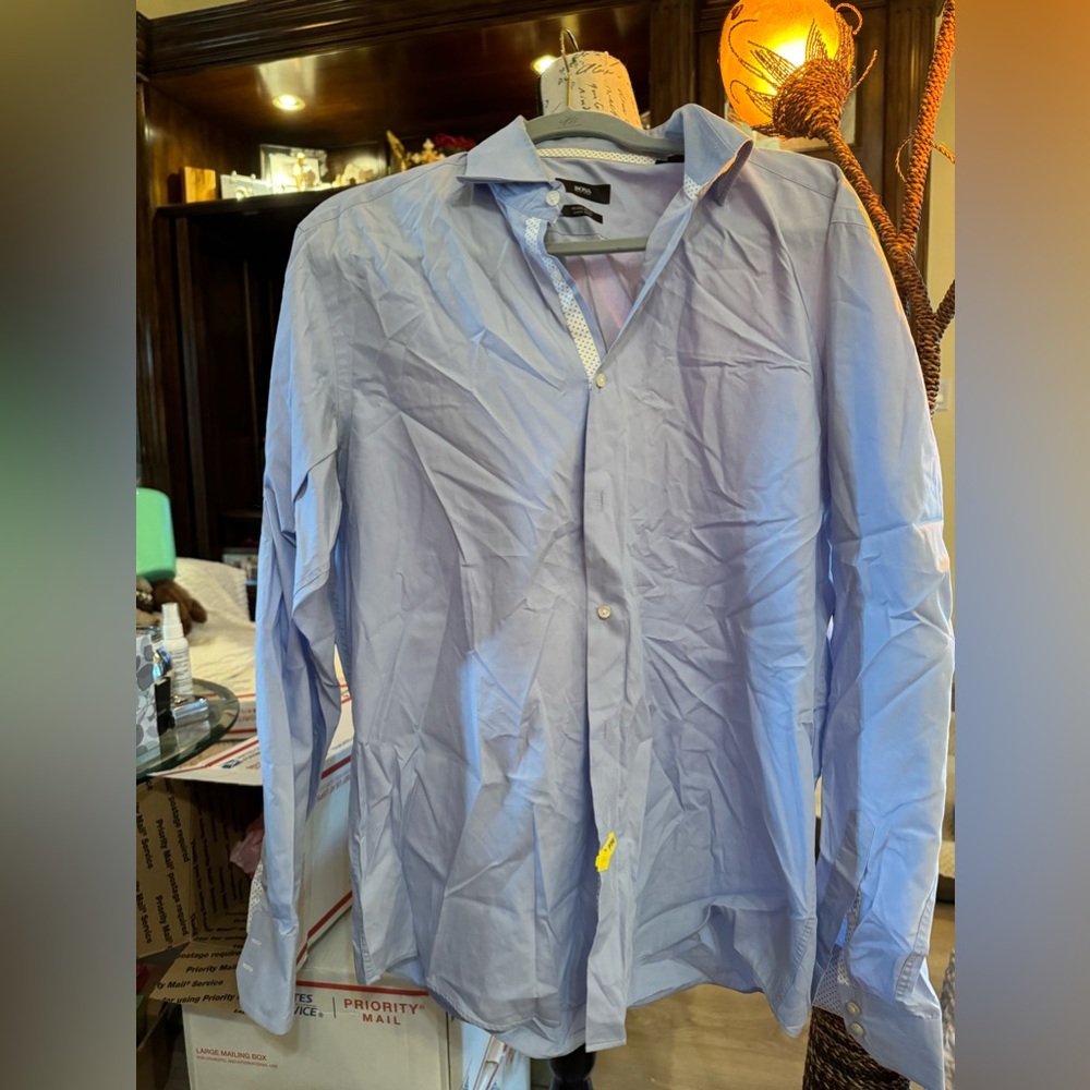 Men’s boss regular fit easy iron size 43/17 like new! Look at polka dots !